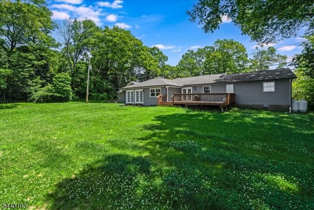 8 Sheeprock Rd, Kinnelon Boro, NJ 07405