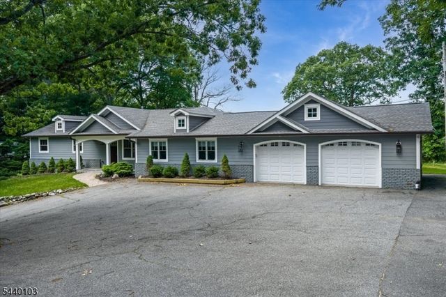 8 Sheeprock Rd, Kinnelon Boro, NJ 07405