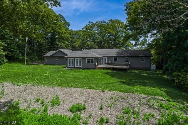 8 Sheeprock Rd, Kinnelon Boro, NJ 07405