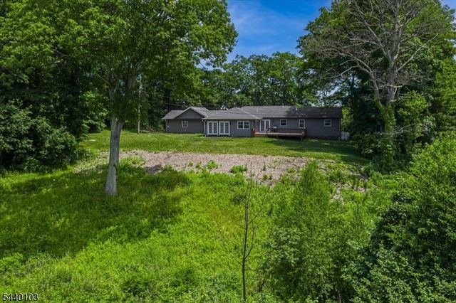 8 Sheeprock Rd, Kinnelon Boro, NJ 07405