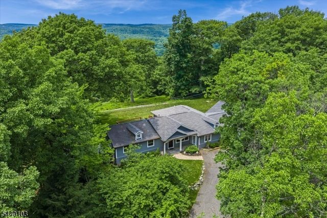 8 Sheeprock Rd, Kinnelon Boro, NJ 07405