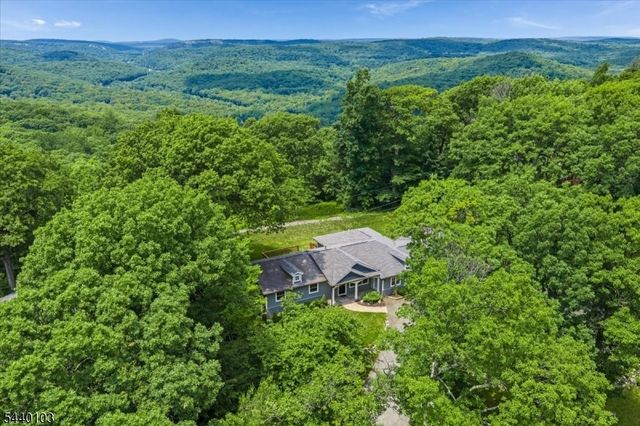 8 Sheeprock Rd, Kinnelon Boro, NJ 07405