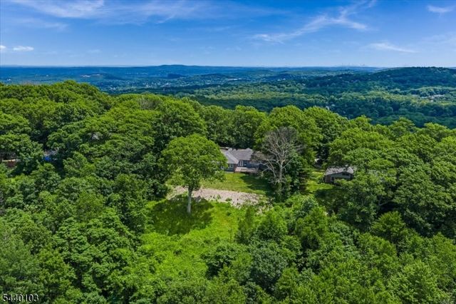 8 Sheeprock Rd, Kinnelon Boro, NJ 07405