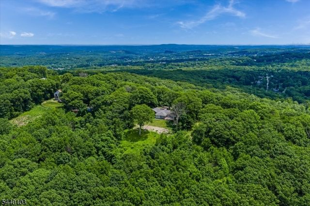 8 Sheeprock Rd, Kinnelon Boro, NJ 07405