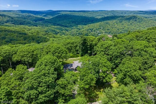 8 Sheeprock Rd, Kinnelon Boro, NJ 07405