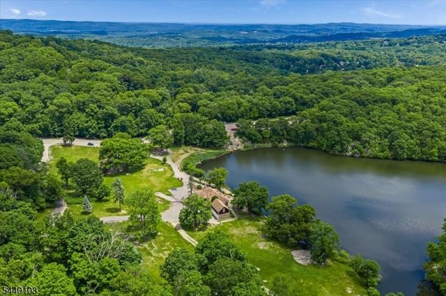8 Sheeprock Rd, Kinnelon Boro, NJ 07405