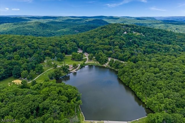8 Sheeprock Rd, Kinnelon Boro, NJ 07405