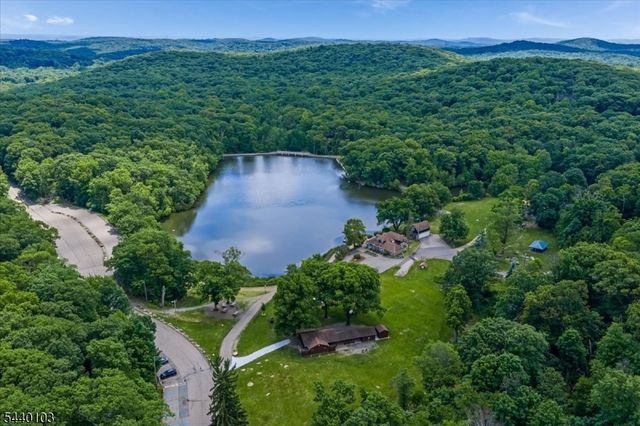 8 Sheeprock Rd, Kinnelon Boro, NJ 07405