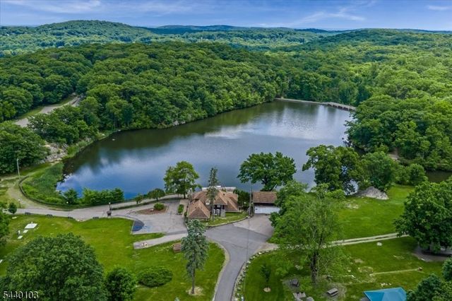 8 Sheeprock Rd, Kinnelon Boro, NJ 07405