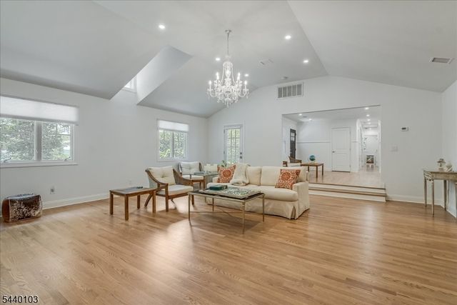 8 Sheeprock Rd, Kinnelon Boro, NJ 07405