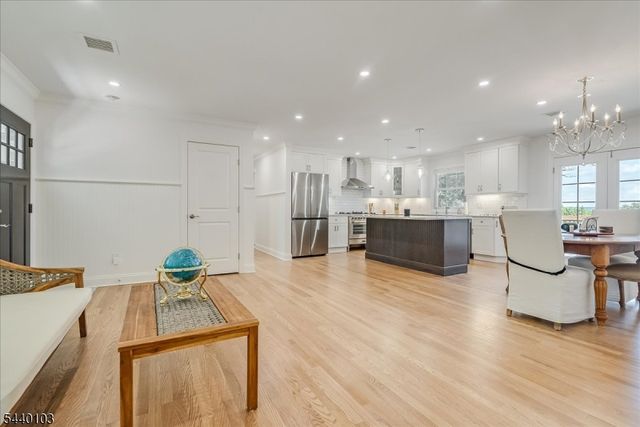 8 Sheeprock Rd, Kinnelon Boro, NJ 07405