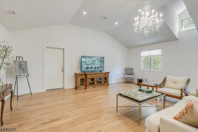 8 Sheeprock Rd, Kinnelon Boro, NJ 07405