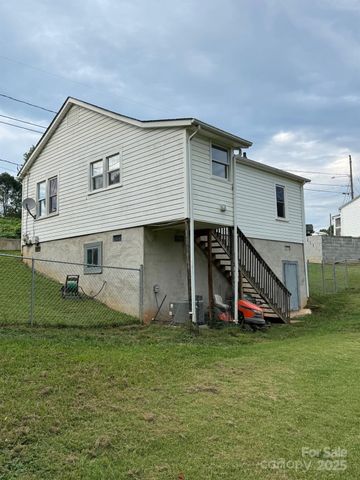 1045 Warren Place NW, Lenoir, NC 28645