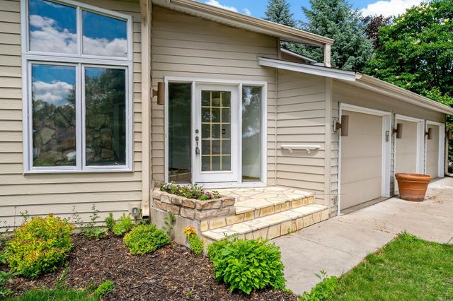 10300 27th Avenue N, Plymouth, MN 55441