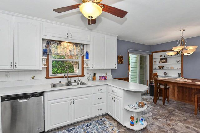 211 E Alta Loma CIRCLE, Thiensville, WI 53092
