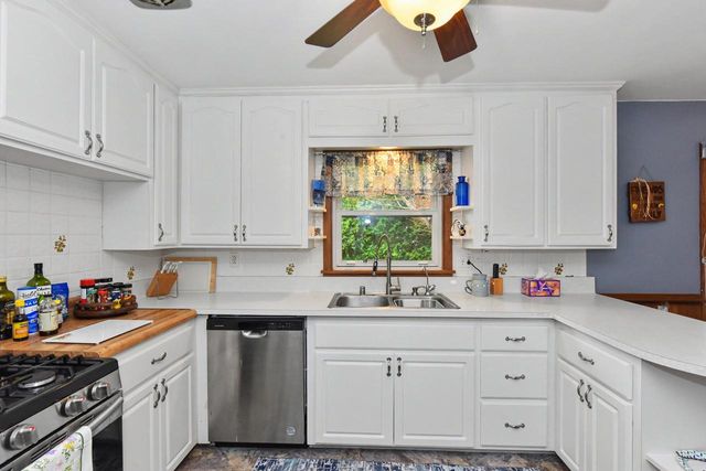 211 E Alta Loma CIRCLE, Thiensville, WI 53092