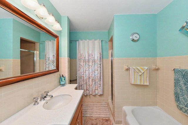 211 E Alta Loma CIRCLE, Thiensville, WI 53092