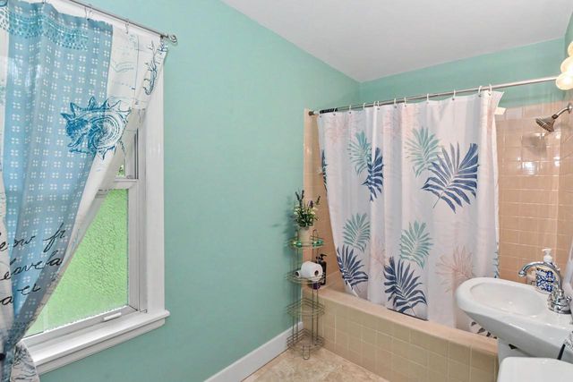 211 E Alta Loma CIRCLE, Thiensville, WI 53092