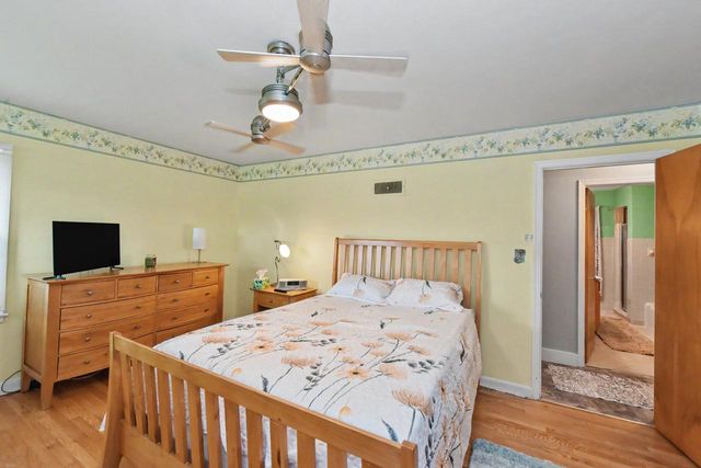 211 E Alta Loma CIRCLE, Thiensville, WI 53092