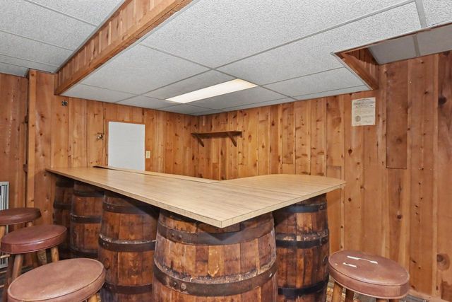 211 E Alta Loma CIRCLE, Thiensville, WI 53092