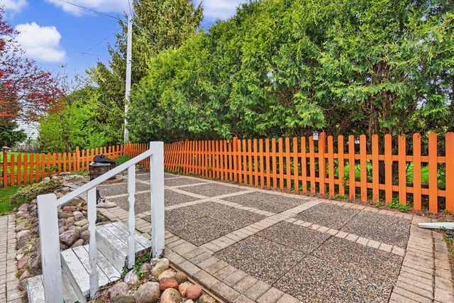 211 E Alta Loma CIRCLE, Thiensville, WI 53092