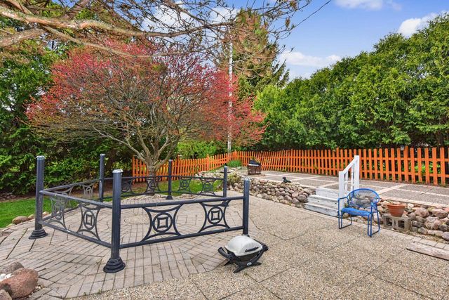 211 E Alta Loma CIRCLE, Thiensville, WI 53092