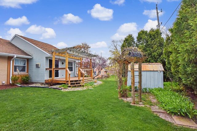 211 E Alta Loma CIRCLE, Thiensville, WI 53092
