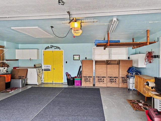 211 E Alta Loma CIRCLE, Thiensville, WI 53092