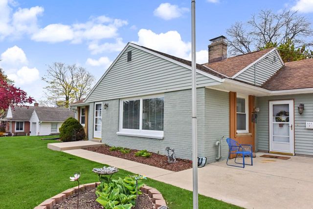 211 E Alta Loma CIRCLE, Thiensville, WI 53092