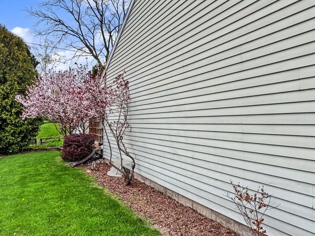 211 E Alta Loma CIRCLE, Thiensville, WI 53092
