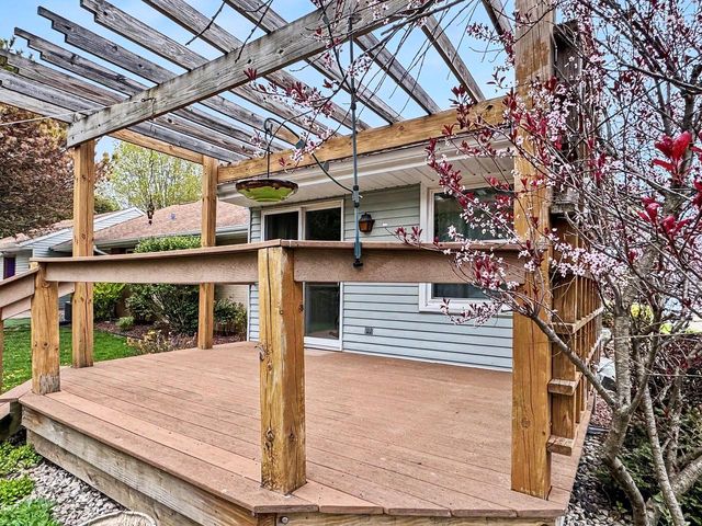 211 E Alta Loma CIRCLE, Thiensville, WI 53092