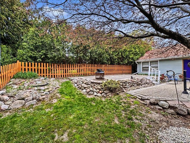 211 E Alta Loma CIRCLE, Thiensville, WI 53092