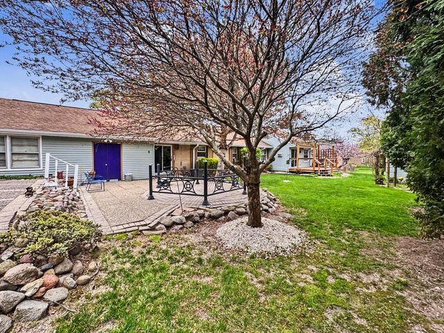 211 E Alta Loma CIRCLE, Thiensville, WI 53092