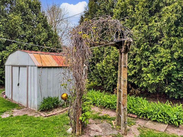 211 E Alta Loma CIRCLE, Thiensville, WI 53092