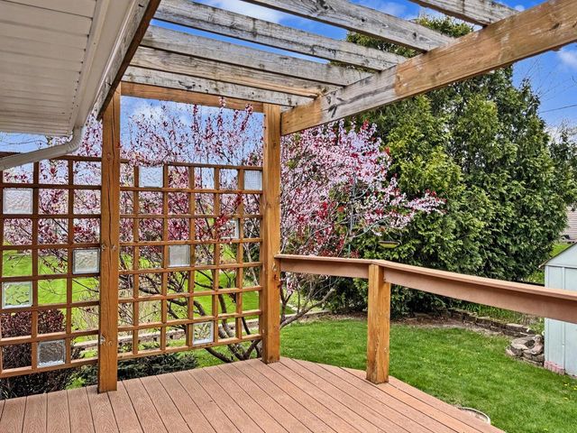 211 E Alta Loma CIRCLE, Thiensville, WI 53092