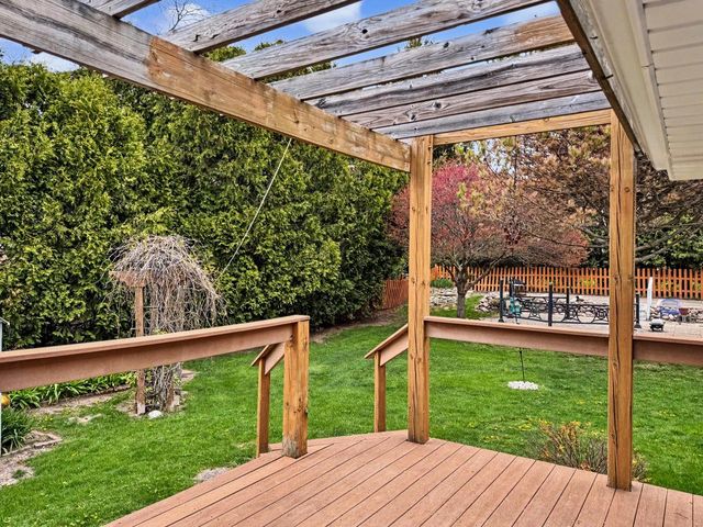 211 E Alta Loma CIRCLE, Thiensville, WI 53092