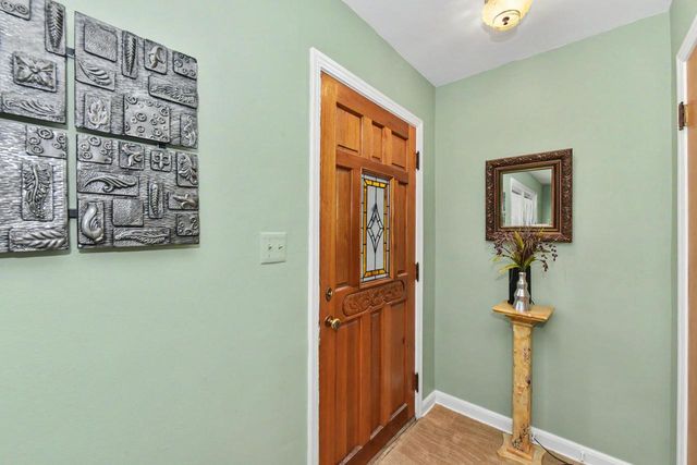 211 E Alta Loma CIRCLE, Thiensville, WI 53092