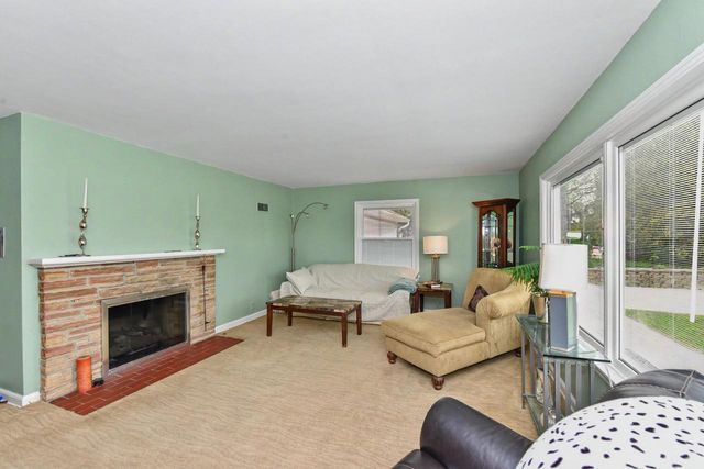 211 E Alta Loma CIRCLE, Thiensville, WI 53092