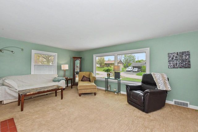 211 E Alta Loma CIRCLE, Thiensville, WI 53092