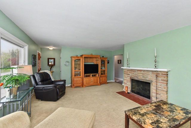 211 E Alta Loma CIRCLE, Thiensville, WI 53092