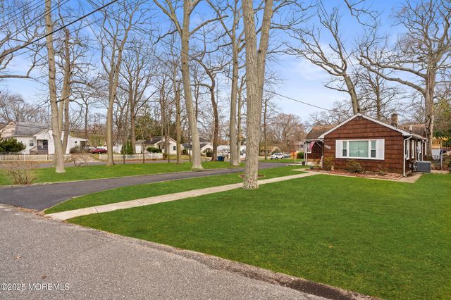 456 Harnell Avenue, Oakhurst, NJ 07755