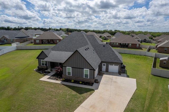 2704 Woodlawn Court, Shawnee, OK 74804