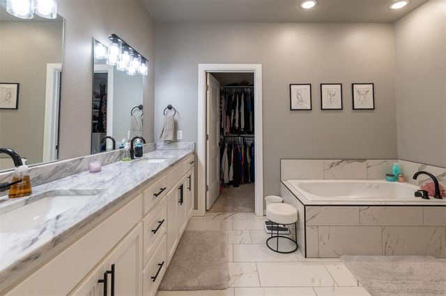 2704 Woodlawn Court, Shawnee, OK 74804