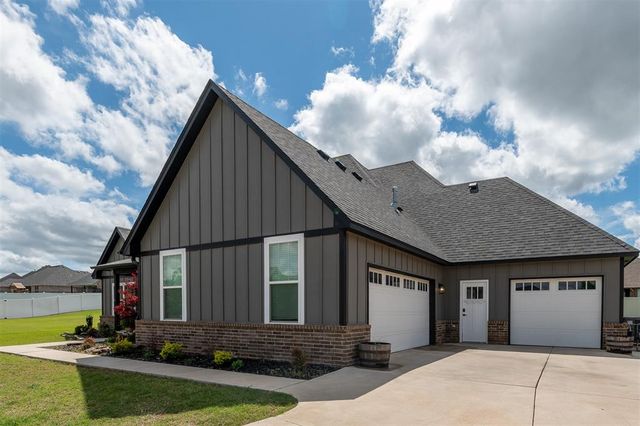 2704 Woodlawn Court, Shawnee, OK 74804