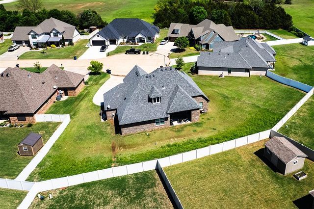 2704 Woodlawn Court, Shawnee, OK 74804