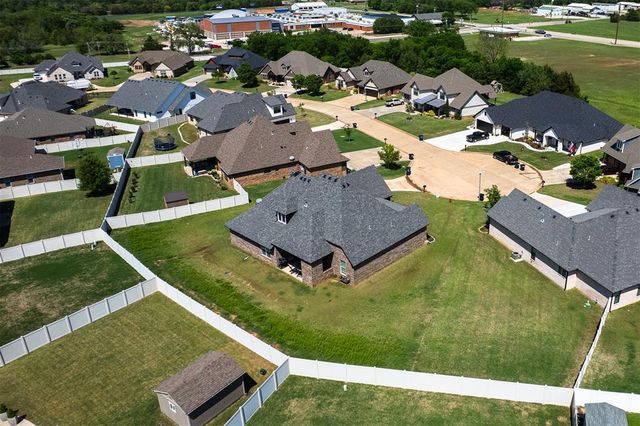 2704 Woodlawn Court, Shawnee, OK 74804