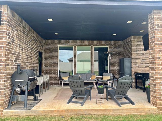 2704 Woodlawn Court, Shawnee, OK 74804
