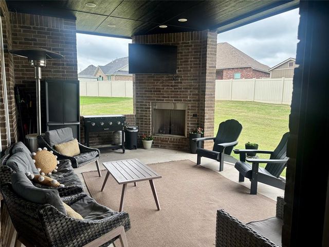2704 Woodlawn Court, Shawnee, OK 74804