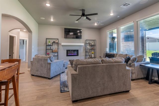 2704 Woodlawn Court, Shawnee, OK 74804