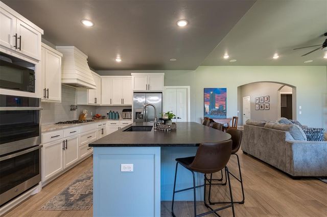 2704 Woodlawn Court, Shawnee, OK 74804